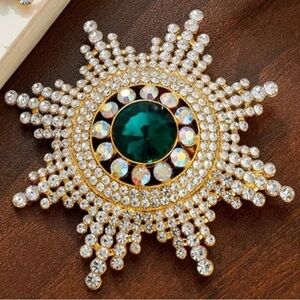 Gold, Green and Rhinestone Court-Style Starburst Brooch New In Packaging